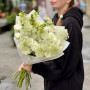 Світлий букет з піоновидною кущовою трояндою «Запашний оберемок»