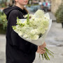 Світлий букет з піоновидною кущовою трояндою «Запашний оберемок»