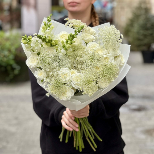 Світлий букет з піоновидною кущовою трояндою «Запашний оберемок»