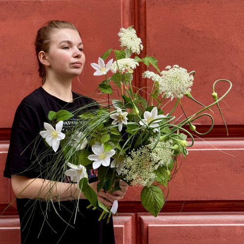 Легкий біло-зелений букет із сортовими клематісами «Стрибок балерини»