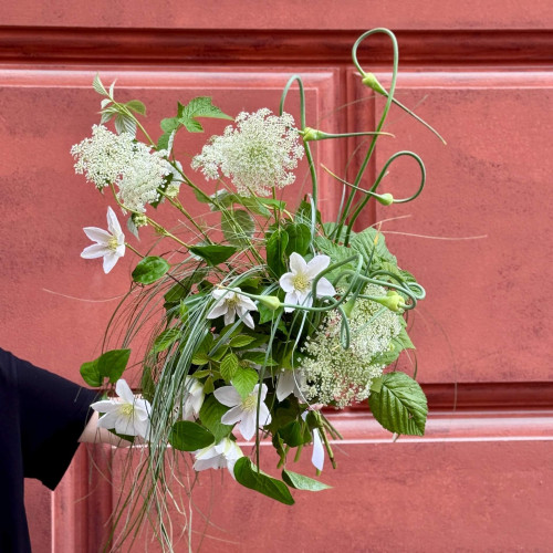 Легкий біло-зелений букет із сортовими клематісами «Стрибок балерини»