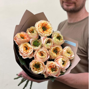 13 півонієвидних троянд Melon X-Pression у букеті «Динне парфе»