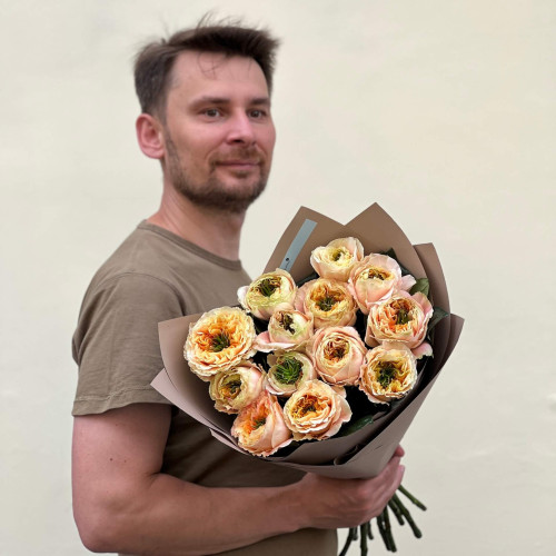 13 півонієвидних троянд Melon X-Pression у букеті «Динне парфе»