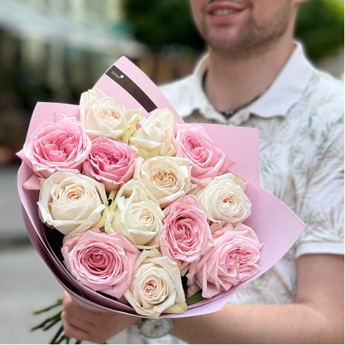 13 невероятно ароматных пионовидных роз White и Pink O’Hara в букете «Парфюмы принцессы»