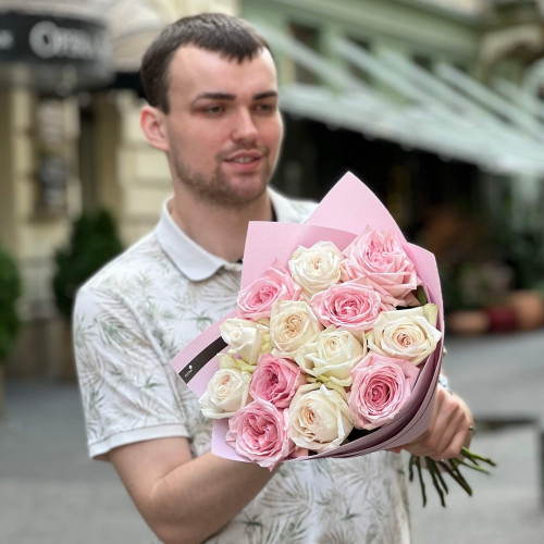 13 невероятно ароматных пионовидных роз White и Pink O’Hara в букете «Парфюмы принцессы»