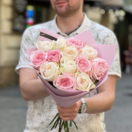 13 невероятно ароматных пионовидных роз White и Pink O’Hara в букете «Парфюмы принцессы»