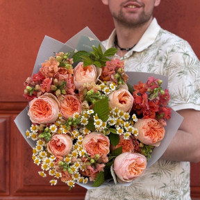 Вишуканий букет з піовонієвидною трояндою Juliet «Співоча мандаринка»