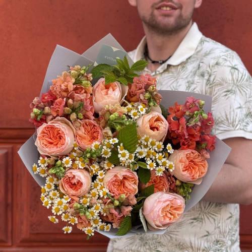 Вишуканий букет з піовонієвидною трояндою Juliet «Співоча мандаринка»