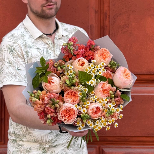 Вишуканий букет з піовонієвидною трояндою Juliet «Співоча мандаринка»