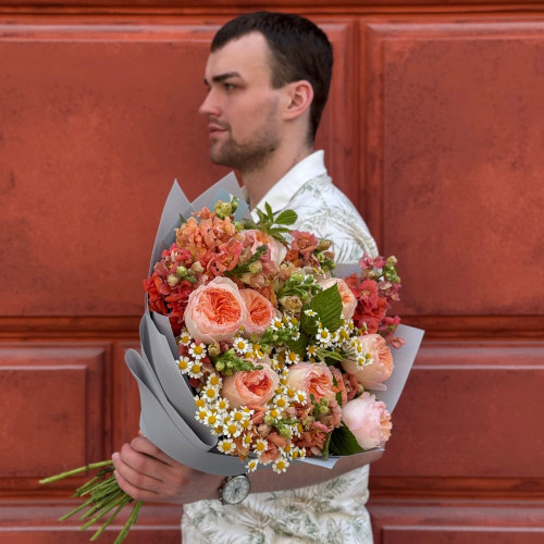 Вишуканий букет з піовонієвидною трояндою Juliet «Співоча мандаринка»
