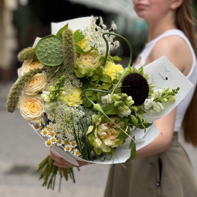 Стильний букет з нелюмбо «Індійський діамант»