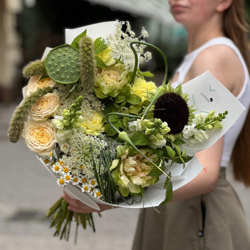 Стильний букет з нелюмбо «Індійський діамант»