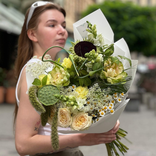 Стильний букет з нелюмбо «Індійський діамант»