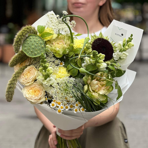 Стильний букет з нелюмбо «Індійський діамант»