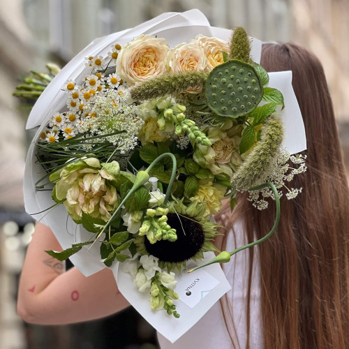 Стильний букет з нелюмбо «Індійський діамант»