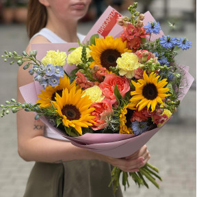 Яскравий літній букет з соняшниками «Тропічна діадема»