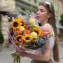 Яскравий літній букет з соняшниками «Тропічна діадема»