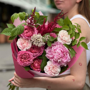 Малиновий букет з півонією «Солодкий цілунок»