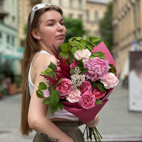 Малиновий букет з півонією «Солодкий цілунок»