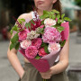 Малиновий букет з півонією «Солодкий цілунок»