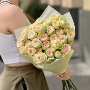 7 гілок кущової піоновидної троянди сорту Pavlova у букеті «Легкий десерт»