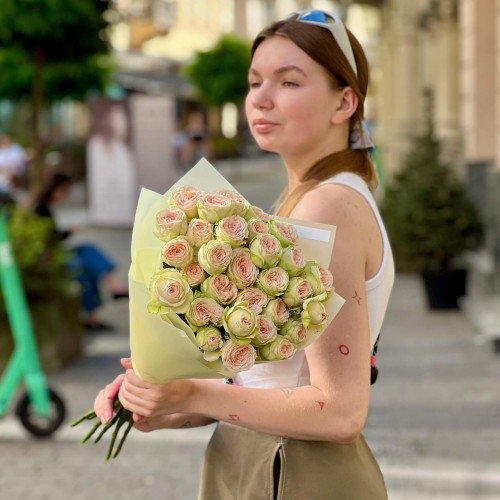 7 гілок кущової піоновидної троянди сорту Pavlova у букеті «Легкий десерт»