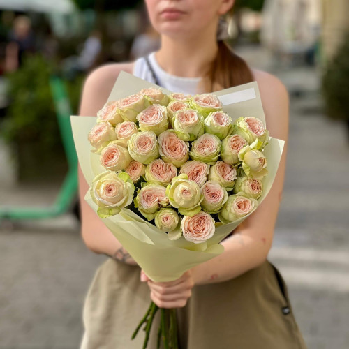 7 гілок кущової піоновидної троянди сорту Pavlova у букеті «Легкий десерт»