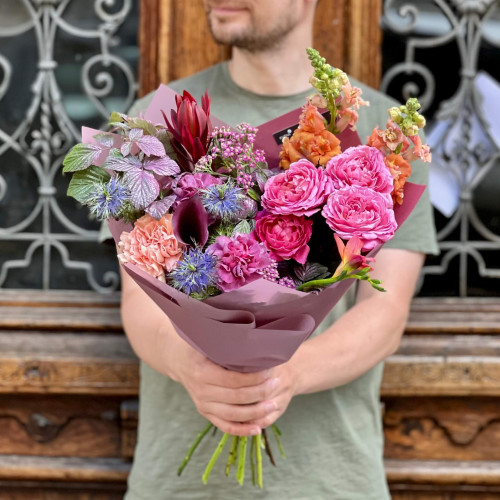 Цікавий букет в насичених кольорах «Містична Христинка»