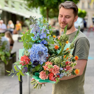 Яскравий букет з артишоком «Екстравагантна Христина»
