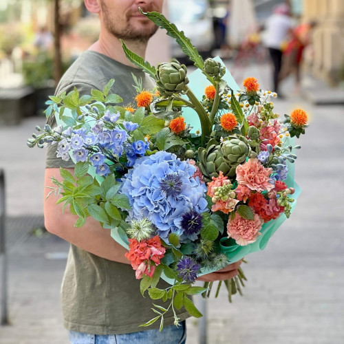 Яскравий букет з артишоком «Екстравагантна Христина»