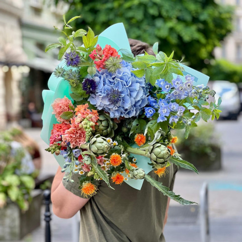 Яскравий букет з артишоком «Екстравагантна Христина»