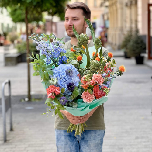 Яскравий букет з артишоком «Екстравагантна Христина»