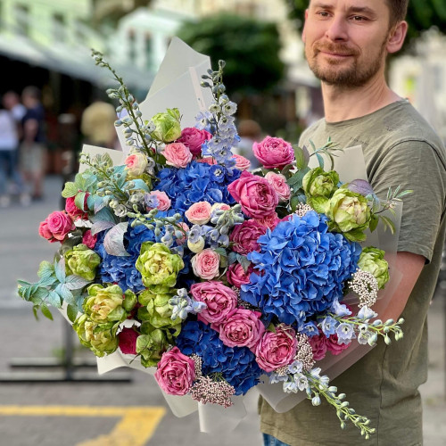 Luxurious bouquet with hydrangeas and Veggie premium roses «French Garden»