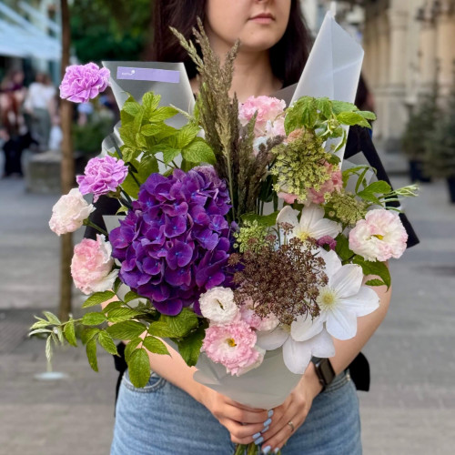 Цікавий букет з гортензією «Вечірній серпанок»