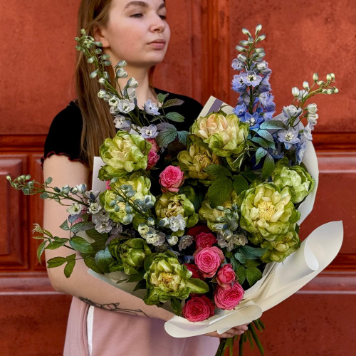 Цікавий букет з екзотичною трояндою сорту Veggie «Сон в саду»