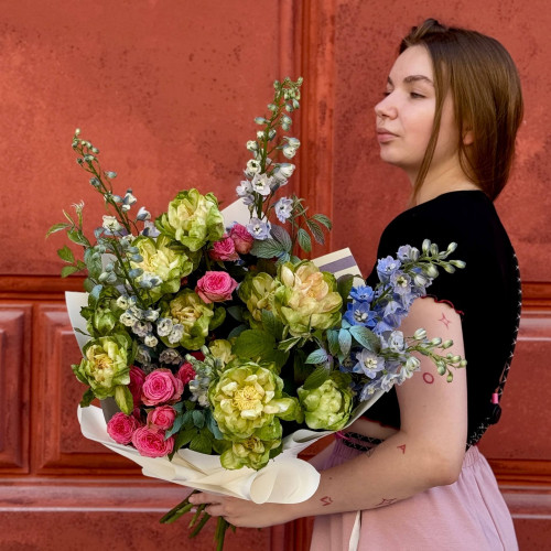 Цікавий букет з екзотичною трояндою сорту Veggie «Сон в саду»