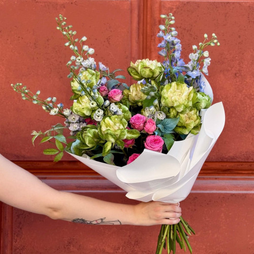 Цікавий букет з екзотичною трояндою сорту Veggie «Сон в саду»