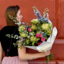 Цікавий букет з екзотичною трояндою сорту Veggie «Сон в саду»