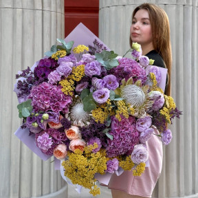 Шикарний букет у мрійливому виконанні з бузкових гортензій та преміальних піоновидних троянд Juliet «Світанок у Луврі»