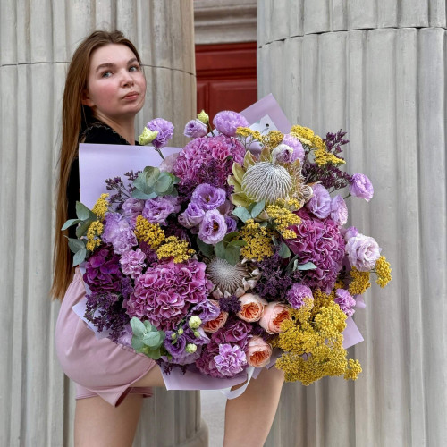 Шикарний букет у мрійливому виконанні з бузкових гортензій та преміальних піоновидних троянд Juliet «Світанок у Луврі»