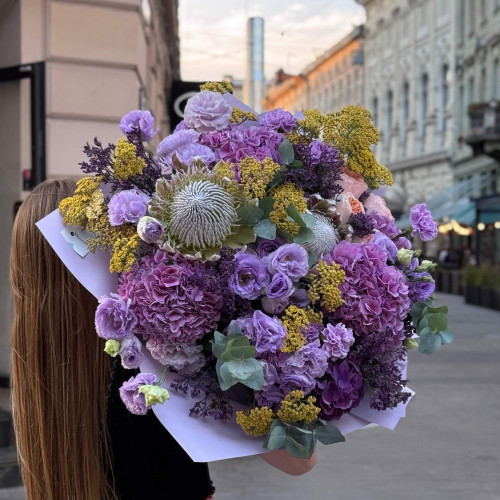 Шикарний букет у мрійливому виконанні з бузкових гортензій та преміальних піоновидних троянд Juliet «Світанок у Луврі»