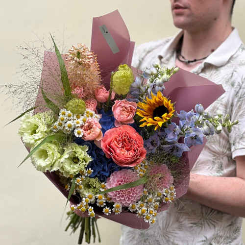 Яскравий контрастний букет «Краса безтурботності»