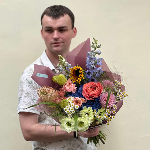 Яскравий контрастний букет «Краса безтурботності»