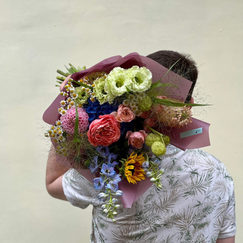 Яскравий контрастний букет «Краса безтурботності»