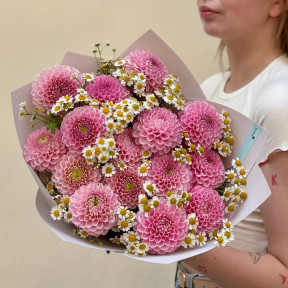 15 жоржин і танацетум у букеті «Рожеві діаманти»