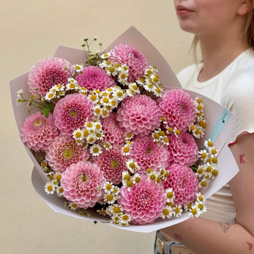 15 жоржин і танацетум у букеті «Рожеві діаманти»