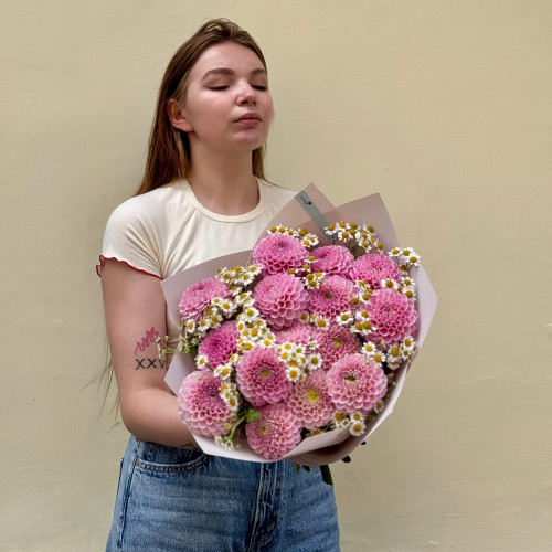 15 жоржин і танацетум у букеті «Рожеві діаманти»