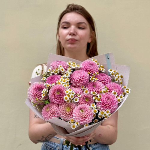 15 жоржин і танацетум у букеті «Рожеві діаманти»