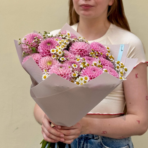 15 жоржин і танацетум у букеті «Рожеві діаманти»