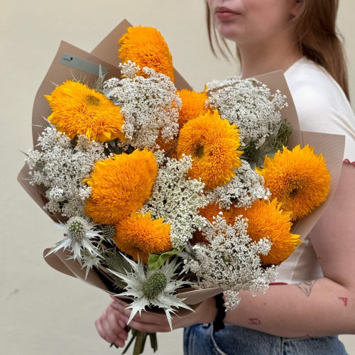 Цікавий яскравий букет із соняшниками сорту Teddy Bear «Пухнасті сонечка»